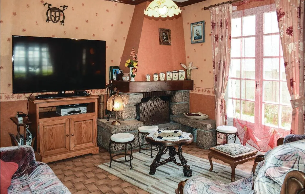 Holiday home Beautiful Home In Ploumilliau With Kitchen
