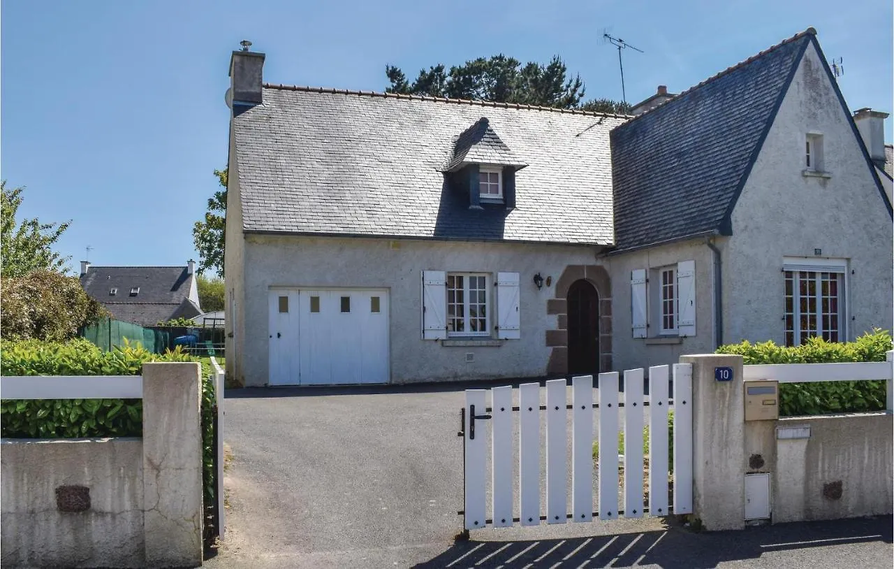 Beautiful Home In Ploumilliau With Kitchen Holiday home